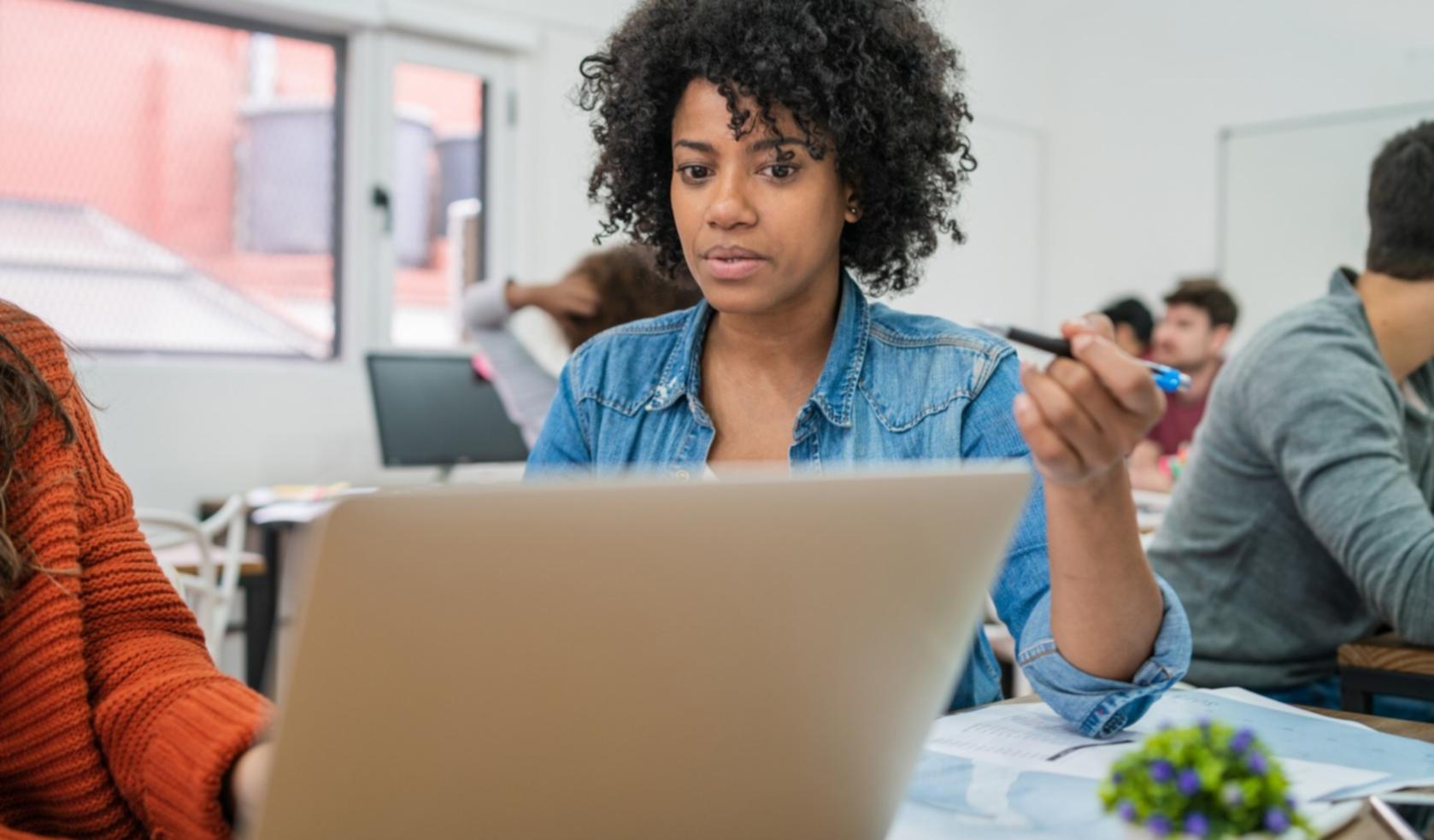 Команда аналитиков работает с финансовыми данными